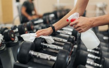 cach-ve-sinh-lau-chui-may-moc-phong-gym